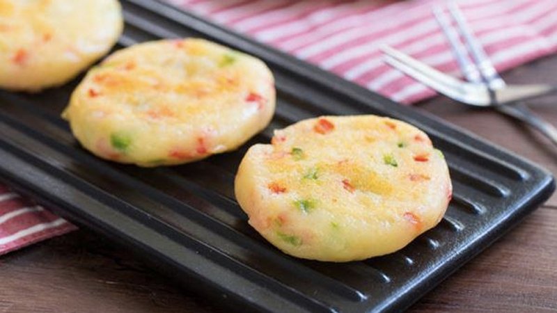 Bánh rán khoai tây và chùm ngây cho bé 8 tháng tuổi