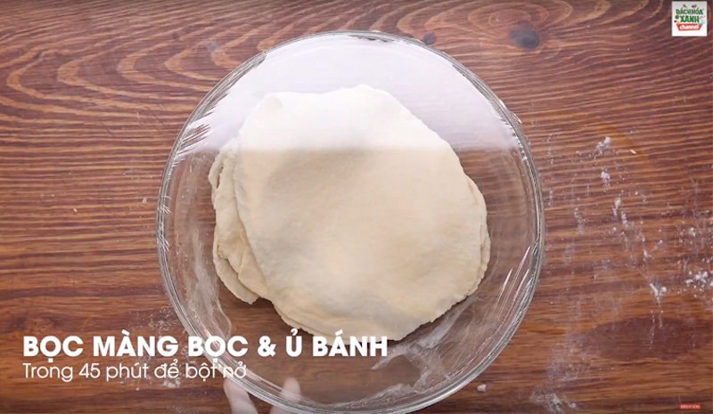 Cán xong các bạn bọc màng bọc thực phẩm và ủ bột trong 45 phút