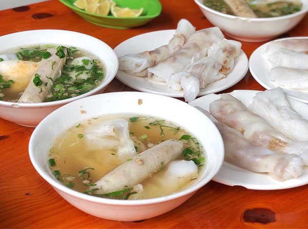 Bánh cuốn Cao Bằng ăn kèm với nước lèo ngon ngọt