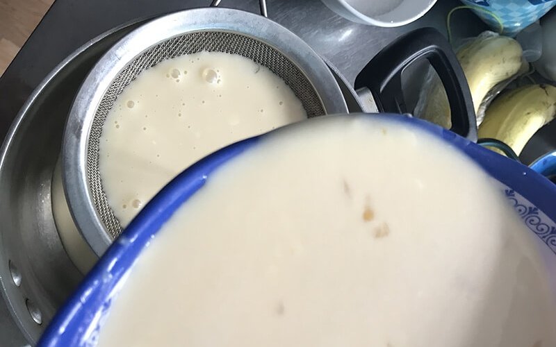 Lọc hỗn hợp sữa và trứng