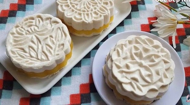 Khi ăn bánh in nhân đậu xanh, bạn sẽ cảm nhận được hương vị thơm ngon