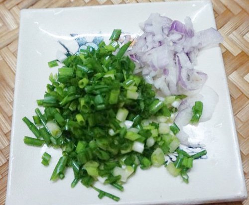Hành tím và hành lá cắt nhỏ - làm bánh nậm