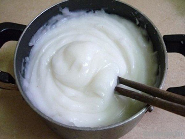 Khấy đều bột gạo và bột năng trên bếp - cach lam banh nam