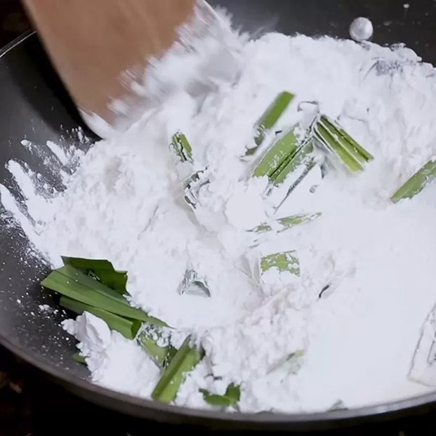 Cho bột năng từ từ vào nước cốt lá dứa đã pha nước cốt dừa