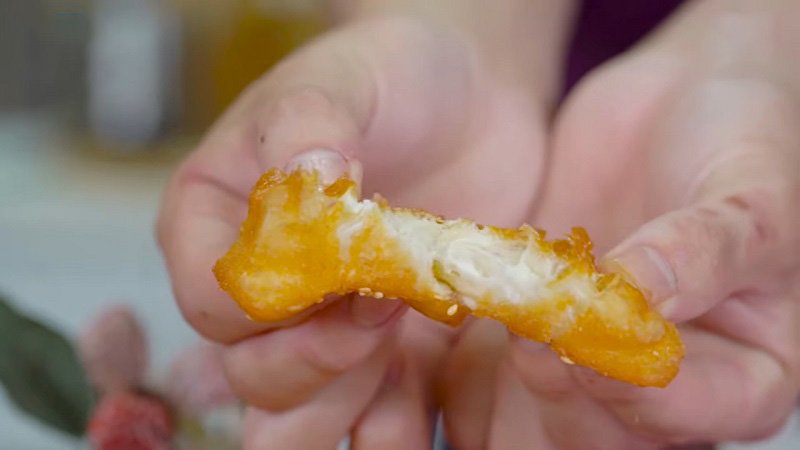 Bánh quẩy chiên giòn rỗng ruột