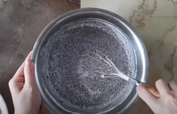 Pha bột làm bánh tráng gạo