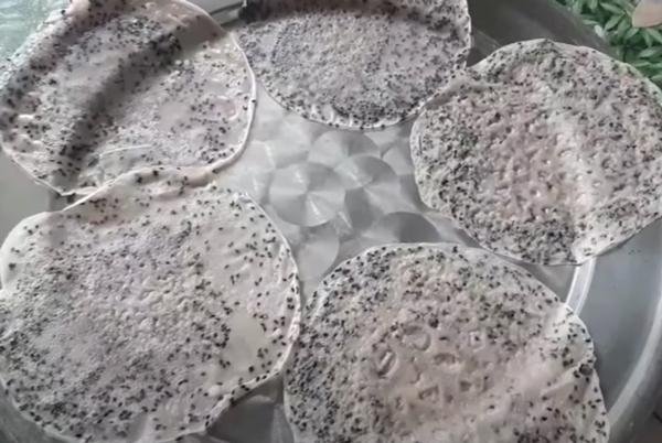 Phơi bánh tráng gạo