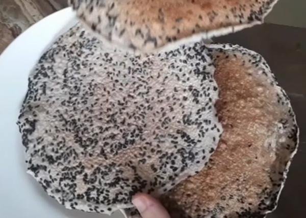 Cách làm bánh tráng gạo mè