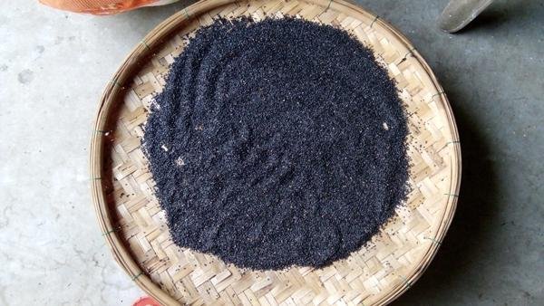 Cách làm bánh tráng gạo mè tại lò