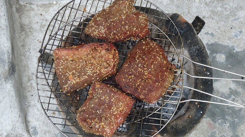 Nướng thịt bò làm bò một nắng Nướng thịt bò làm bò một nắng