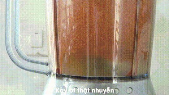 Sau khi ớt đã khô hoàn toàn, cho ớt vào máy xay sinh tố xay cho thật nhuyễn. Sau khi ớt đã khô hoàn toàn, cho ớt vào máy xay sinh tố xay cho thật nhuyễn.