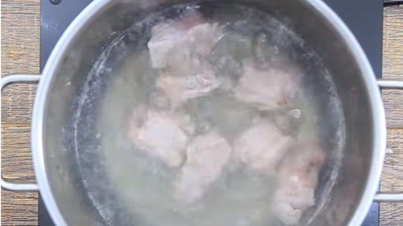Trụng sơ sườn Trụng sơ sườn