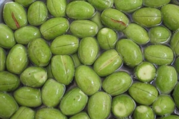 Rửa vài lần với nước để loại bỏ bớt vị chua chát