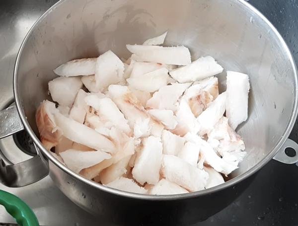 Làm chả cá đông lạnh