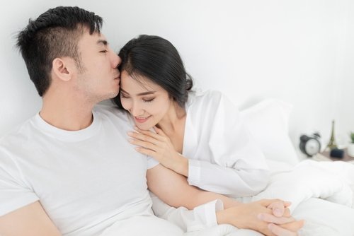 Cách kích thích con gái là nắm tay 