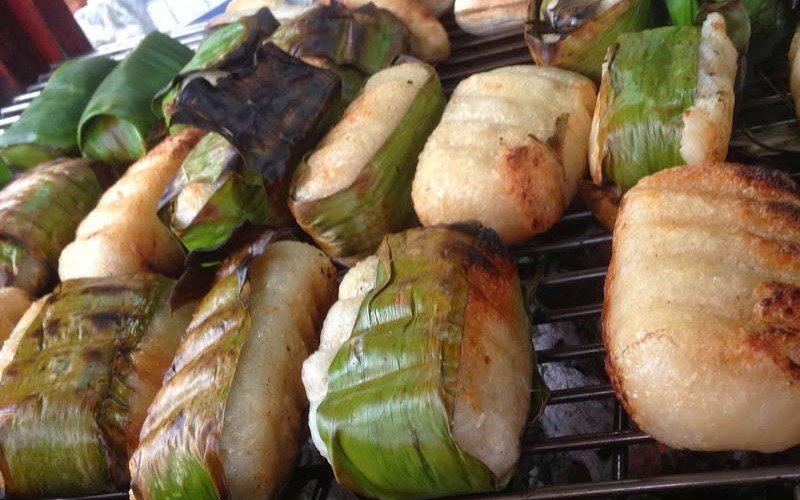 Nướng chuối bằng lò nướng hoặc bếp than đều được