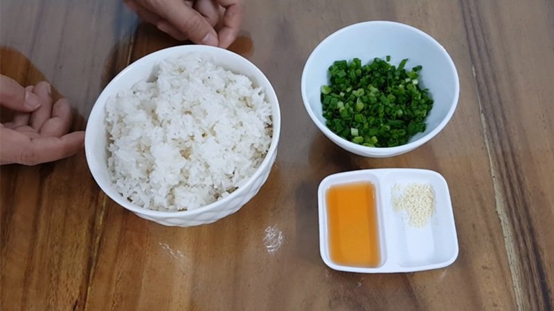 Nguyên liệu làm cơm cháy mỡ hành từ cơm nguội 