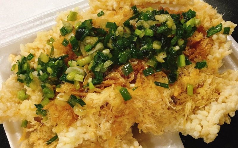 Thưởng thức cơm cháy mỡ hành