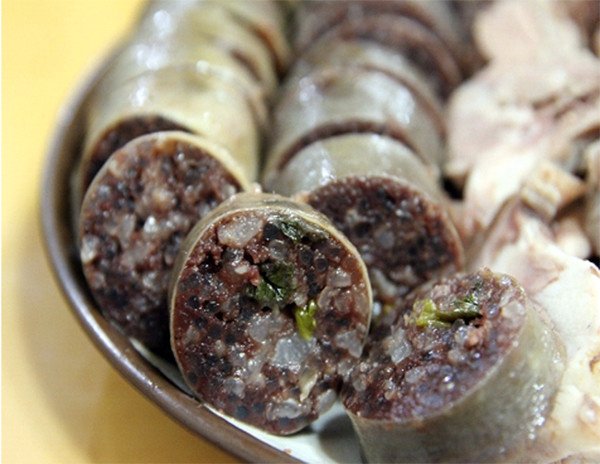 Dồi lợn sau khi luộc chín - cách làm dồi heo