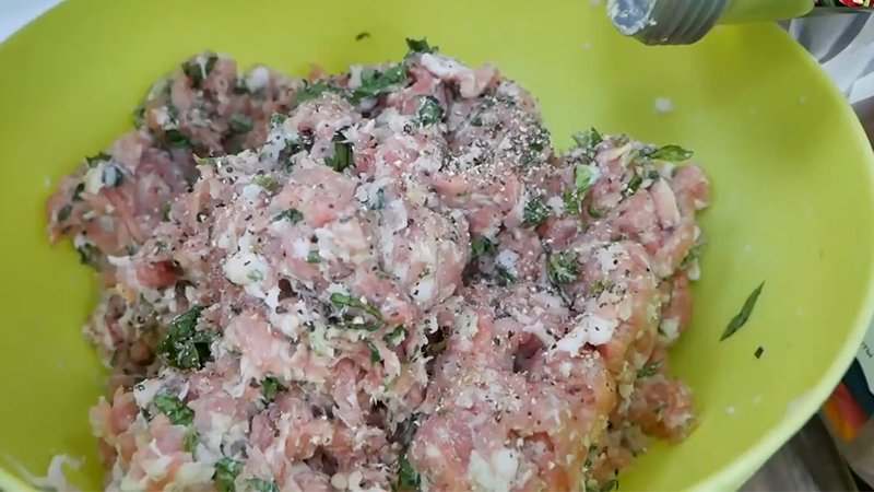 Trộn hỗn hợp làm dồi sả chiên