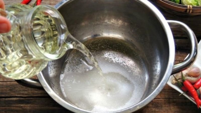 Nấu hỗn hợp giấm đường để ngâm củ kiệu