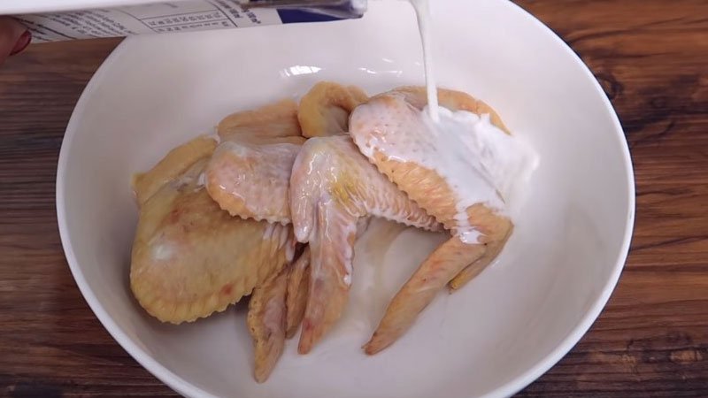 Ngâm cánh gà với sữa