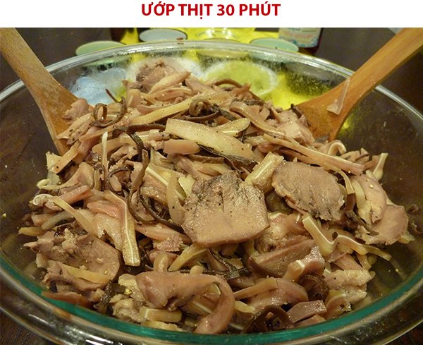 Ướp thịt khoảng 30 phút cho ngấm gia vị