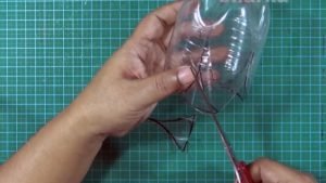 cách làm hộp đựng bút bằng chai nhựa 4