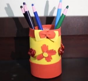cách làm hộp đựng bút bằng chai nhựa và giấy 4