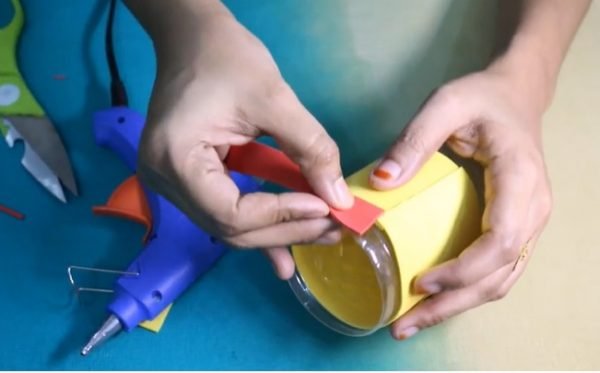 cách làm hộp đựng bút bằng chai nhựa và giấy 2