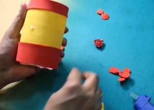 cách làm hộp đựng bút bằng chai nhựa và giấy 3