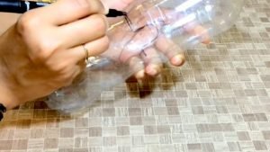 cách làm hộp đựng bút hình thú bằng chai nhựa 1