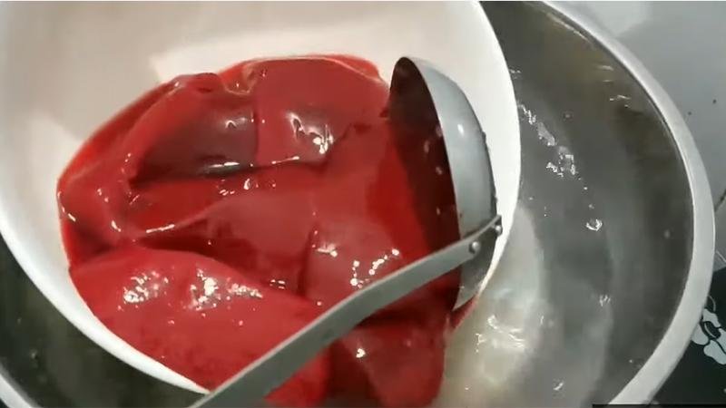 Cho huyết vào nồi nước sôi và bắt đầu luộc