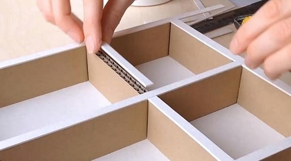 làm kệ sách bằng bìa các tông