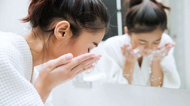 Tắm rửa và vệ sinh sạch sẽ vùng da cần dưỡng trước khi thoa kem trộn