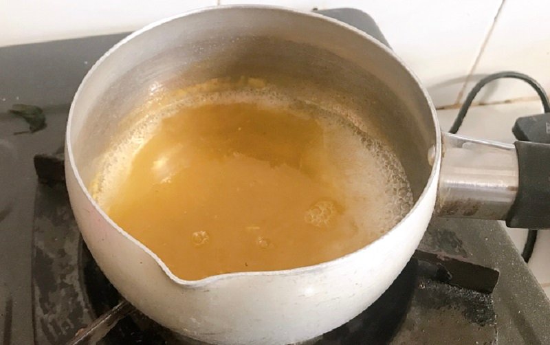 Nấu nước trái cây để làm kẹo dẻo bằng nước ép trái cây
