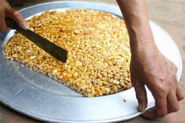 Cắt kẹo - cách làm kẹo lạc ngon