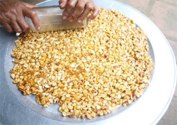 Cho hỗn hợp ra mâm và cán phẳng - cach lam keo lac