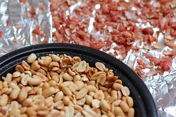 Lạc rang chín và tách vỏ - cách làm kẹo lạc ngon