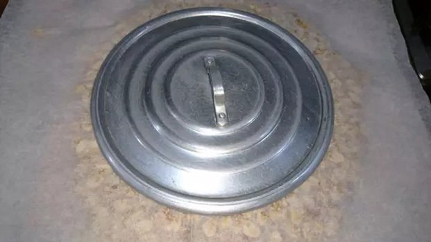 Dùng nắp nồi đè xuống và dàn đều ra