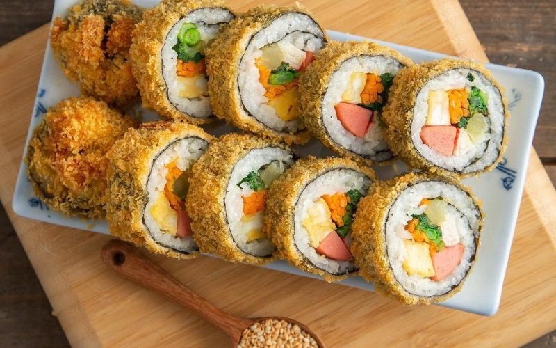 Thưởng thức kimbap chiên