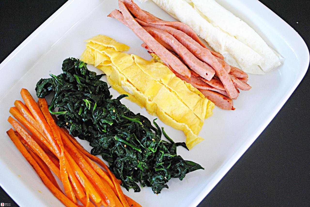 Cách cuộn kimbap bằng nilon 2