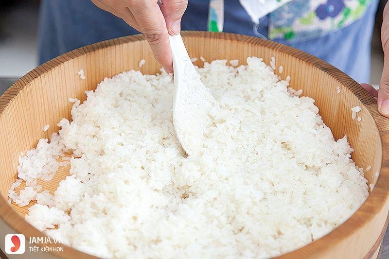Cách cuộn kimbap bằng nilon 1