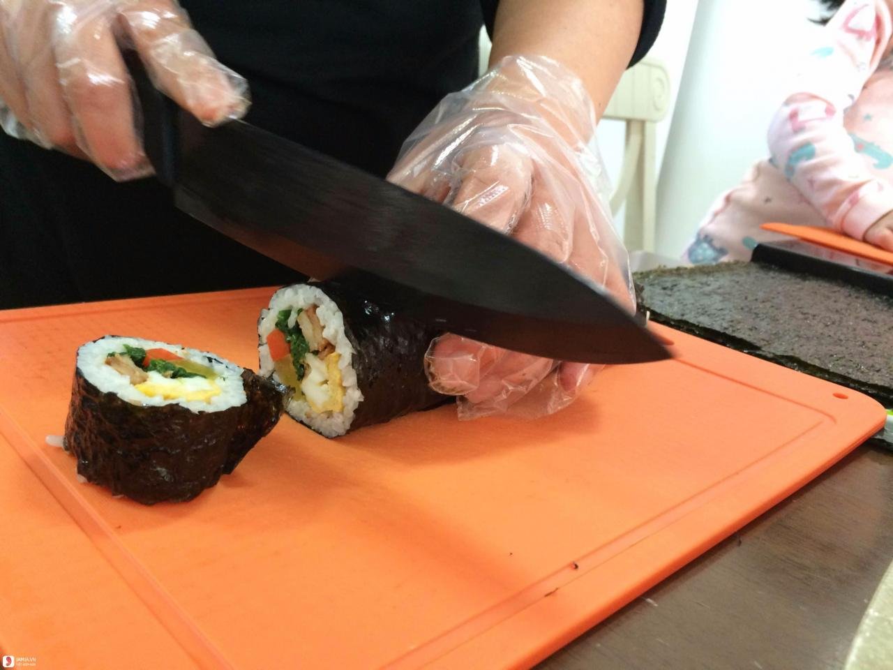 Cách làm kimbap bằng lá rong biển 5