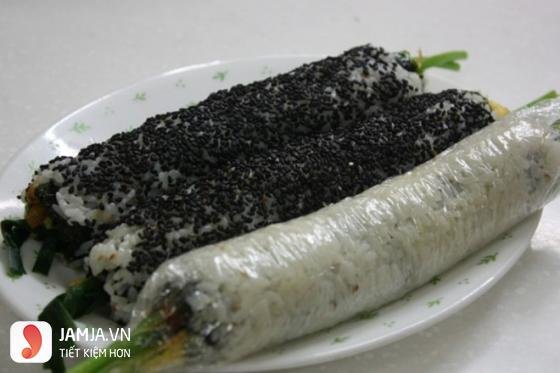 Cách cuộn kimbap bằng nilon 4