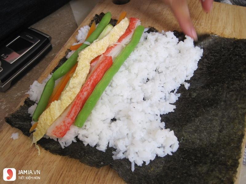 Cách làm kimbap bằng lá rong biển 4