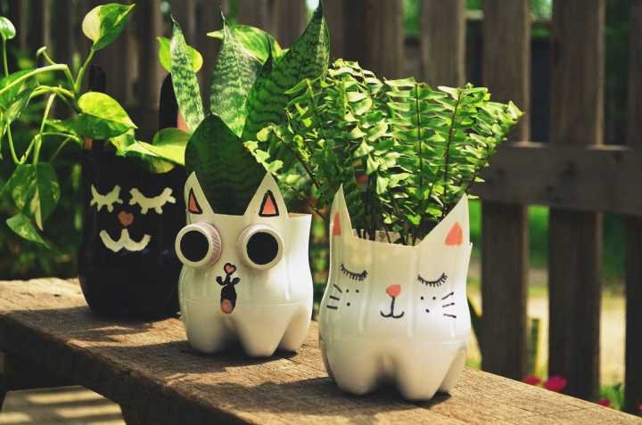 Cách làm lẵng hoa bằng chai nhựa và sơn nước (hoặc màu bột) - tạo hình mèo con/cún con