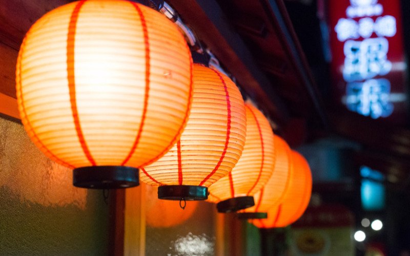 Lồng đèn tròn được treo trước cửa nhà