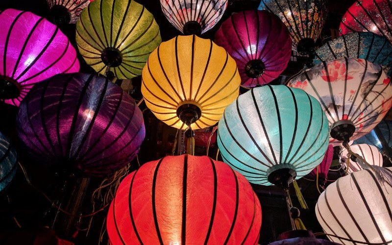 Lồng đèn tròn Trung thu đầy màu sắc