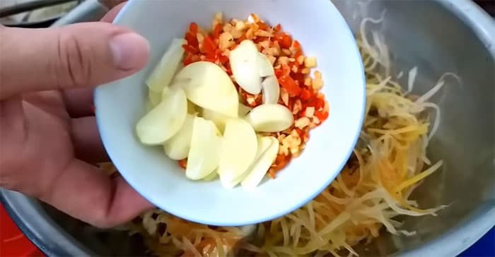 Cách làm mắm cá linh trộn đu đủ